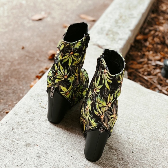 🍃 Yellow Green Black Leaf Print Wedge Booties - Picture 5 of 5